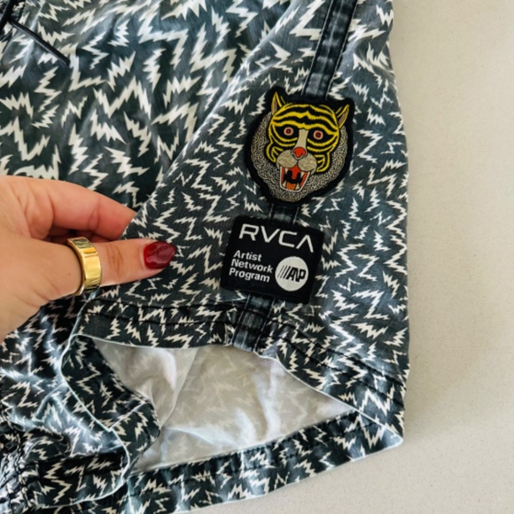 RVCA Lightning Bolt Boardshorts w/ Tiger Patch – Size 34 - Picture 2 of 10
